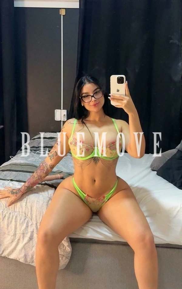 Latina Cariosa, 24 años, en Salou