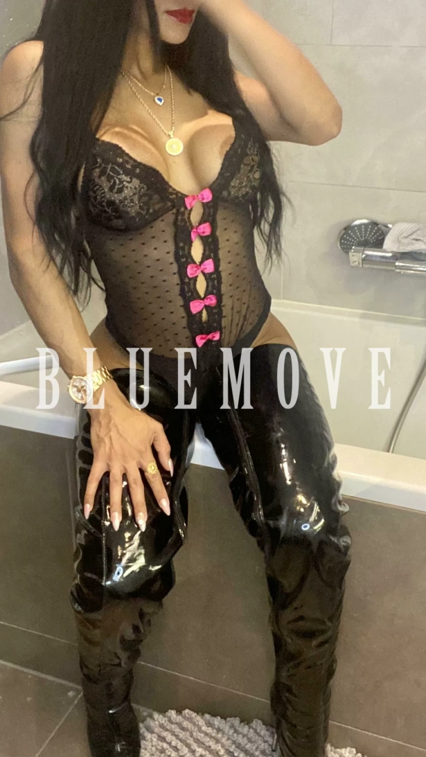 Cenas románticas, Viajes, Salidas a eventos, Salir de fiesta, Girlfriend experience, Masaje cuerpo a cuerpo, Masajes sensitivos, Masajes a domicilio, Masajes a hoteles, Fantasías y disfraces, Masaje erótico: travesti em Barcelona