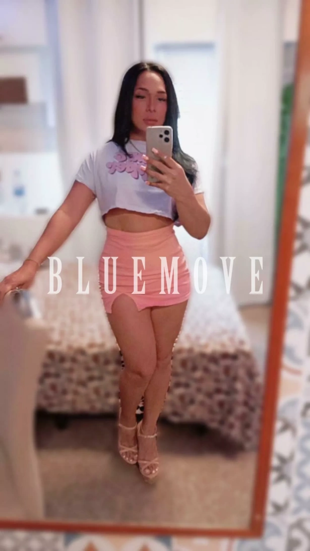 Nicole scarlet, 692477102