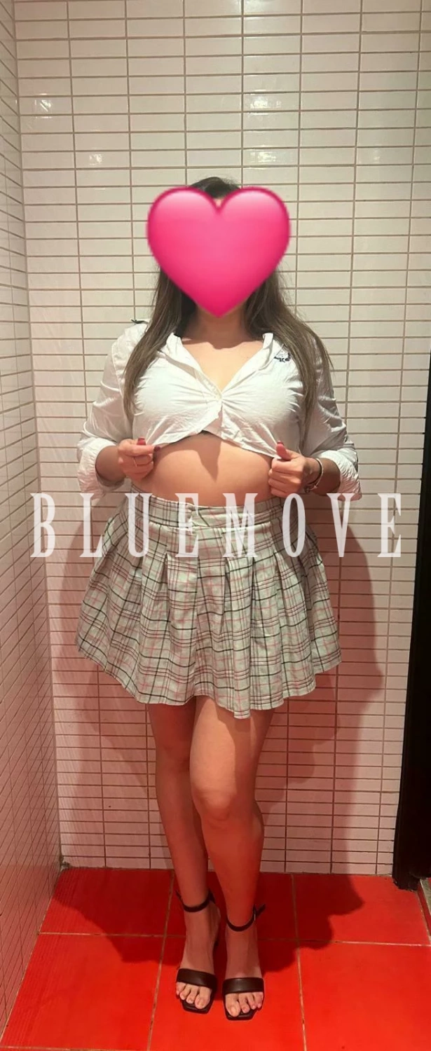 Cenas románticas, Salidas a eventos, Salir de fiesta, Masaje cuerpo a cuerpo, Masajes sensitivos, Masajes a domicilio, Masajes a hoteles, Fantasías y disfraces, Masaje erótico: escorts em Sevilla