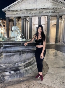 Blancanieves destaca entre las chicas de compañía por su presencia