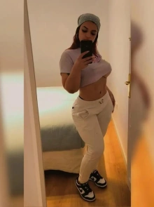 Marina es una chica de compañía Madura de total confianza