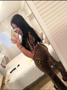 Dora, detalles y fotos reales de esta modelo grandes-mamas