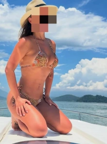 Rubia, una acompañante elegante y discreta