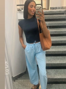 Explora el perfil premium de Adara, modelo de alto standing en la zona