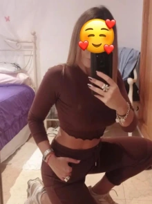 Sandra destaca en el listado de acompañantes por su estilo