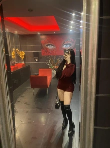 ¿Buscas discreción? Carolina es tu chica de compañía de confianza