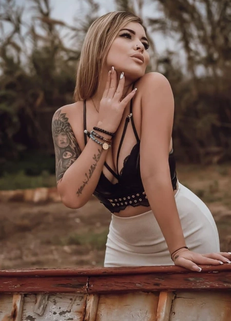 Descubre perfiles como Elena en nuestra selección de modelos VIP