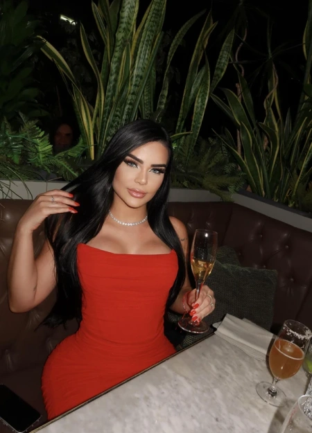 Reserva con Pietra, una escort Joven en Madrid con perfil activo