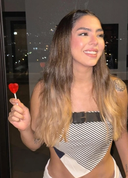 Emma fiestera , máxima profesionalidad como acompañante Joven