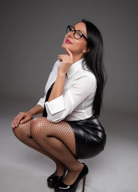 Lola destaca en el listado de acompañantes por su estilo