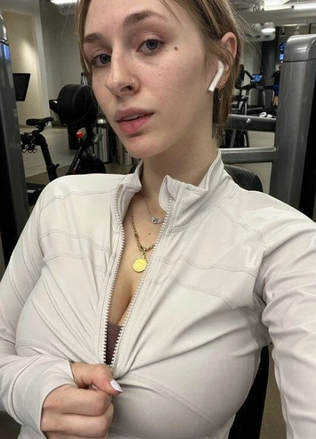 Consulta la disponibilidad de Julie, una de las modelos más deseadas