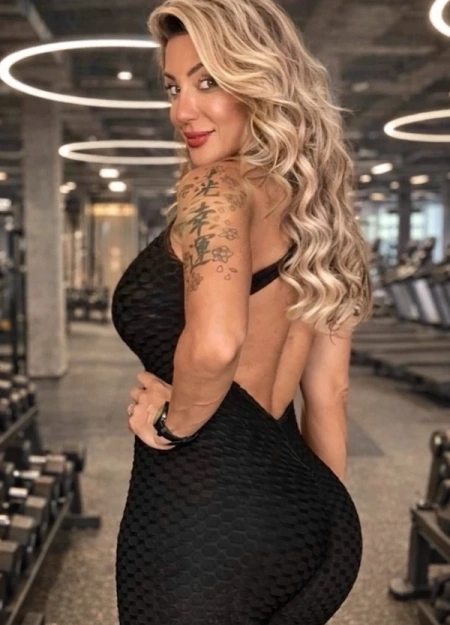 Amanda lear, una acompañante elegante y discreta