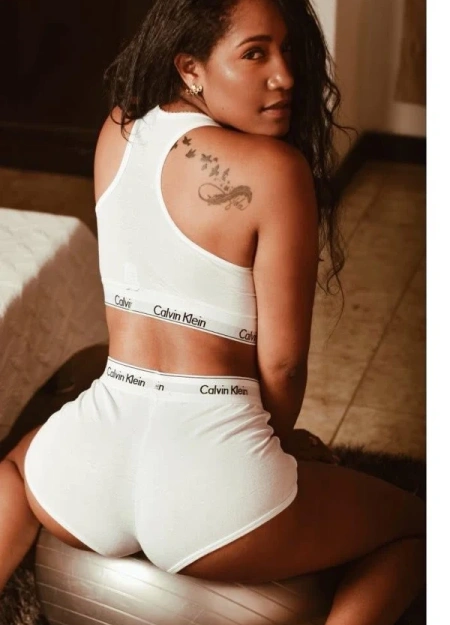 Sara, una acompañante elegante y discreta