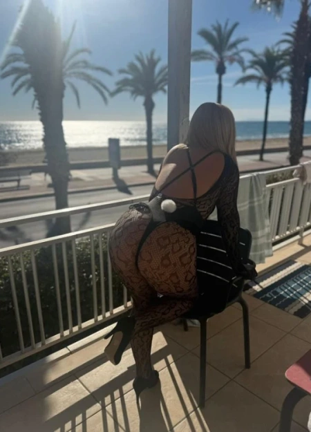 Laura, elegancia y saber estar como escort en Salou