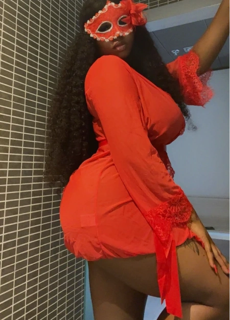 Niki, elegancia y saber estar como escort en Málaga