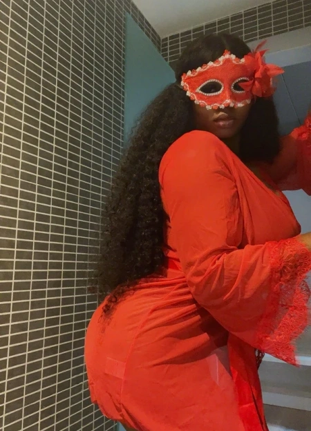 Niki, elegancia y saber estar como escort en Málaga