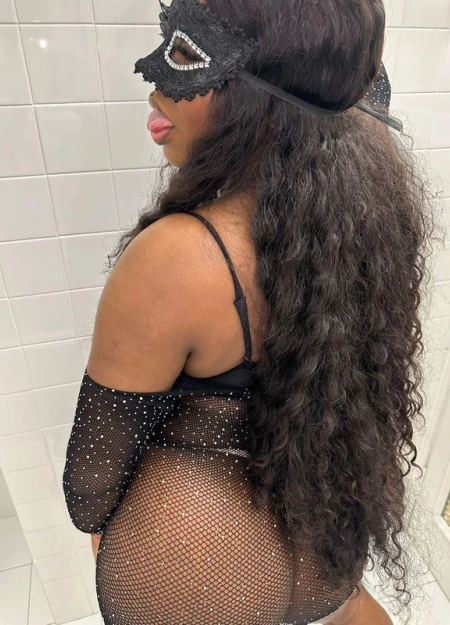 Niki, elegancia y saber estar como escort en Málaga