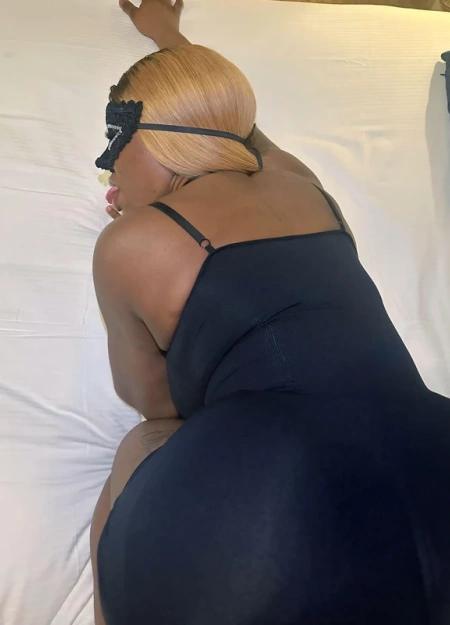 Niki, elegancia y saber estar como escort en Málaga