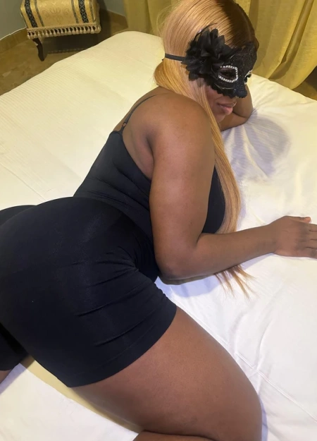 Niki, elegancia y saber estar como escort en Málaga