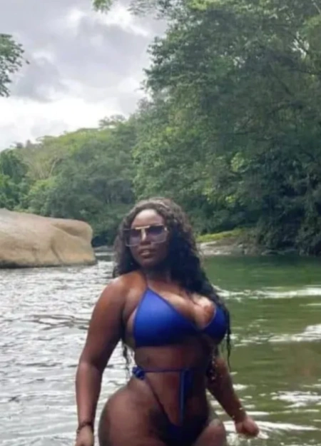 Britany presenta su book de fotos reales de chica de alto standing