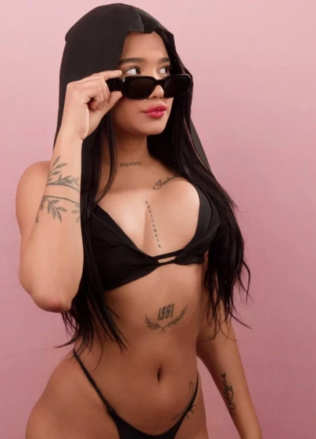 Camila destaca en el listado de acompañantes por su estilo