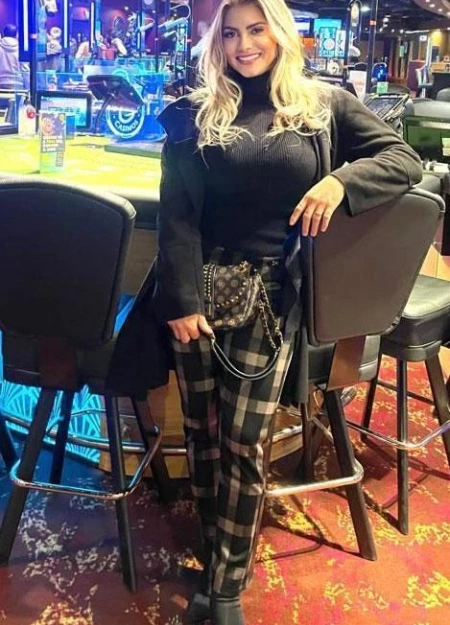 Perfil de Juliana, destacada en el listado de modelos de presencia imponente