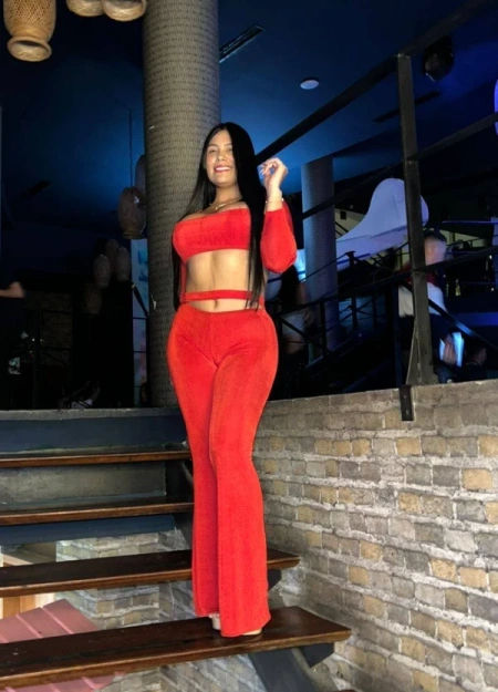 Dulce presenta su book de fotos reales de chica de alto standing