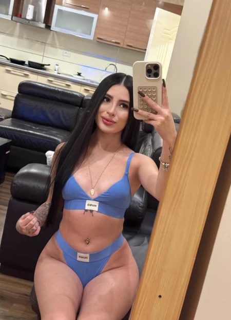 Megan destaca en el listado de acompañantes por su estilo