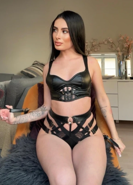 Megan destaca en el listado de acompañantes por su estilo