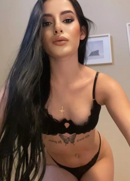 Megan destaca en el listado de acompañantes por su estilo