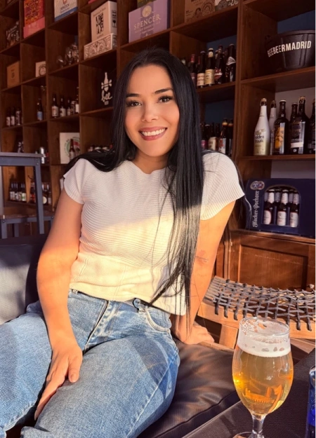 Camila presenta su book de fotos reales de chica de alto standing