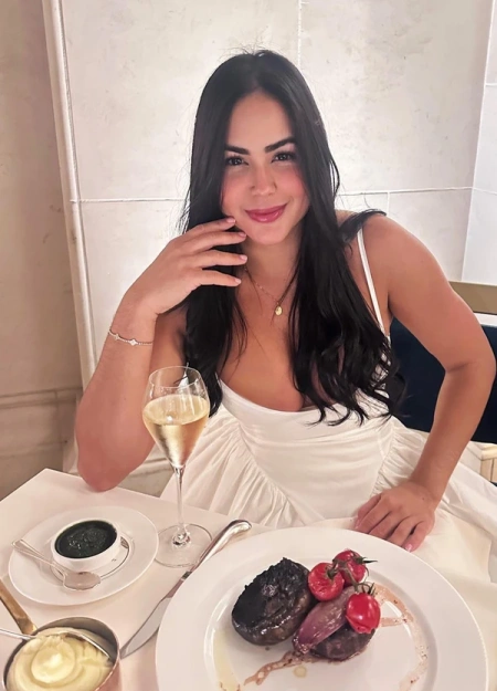 Melina lumi es una chica de compañía grandes-mamas de total confianza