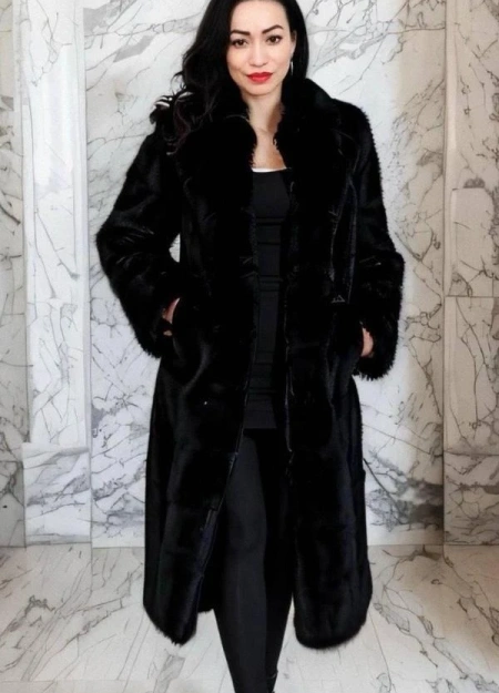 Liz, una acompañante elegante y discreta