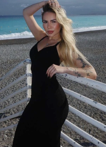 Laura, chica de compañía de lujo con fotos de estudio reales