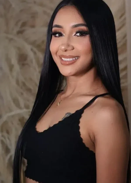 Nina destaca en el listado de acompañantes por su estilo